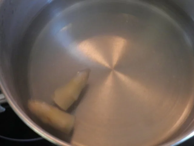 Spargel - Mousse mit Erdbeer - Sauce und karamelisierten Spargelspitzen ... - Rezept - Bild Nr. 9