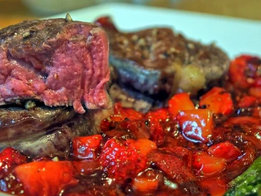 Rinderfilet mit Erdbeer-Pfeffersause, grüner Spargel und Süsskartoffel-Pommes mit Majo - Rezept - Bild Nr. 16