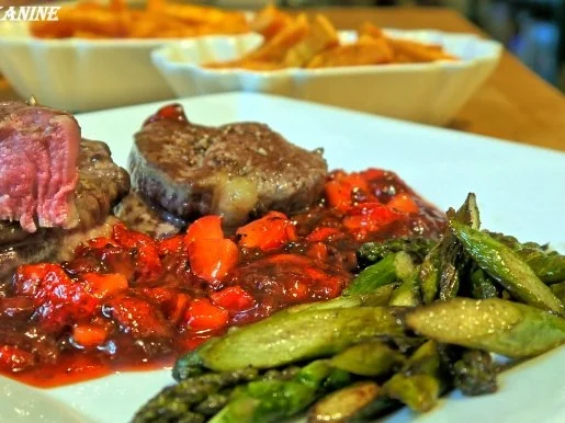 Rinderfilet mit Erdbeer-Pfeffersause, grüner Spargel und Süsskartoffel-Pommes mit Majo - Rezept