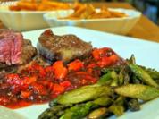 Rinderfilet mit Erdbeer-Pfeffersause, grüner Spargel und Süsskartoffel-Pommes mit Majo - Rezept