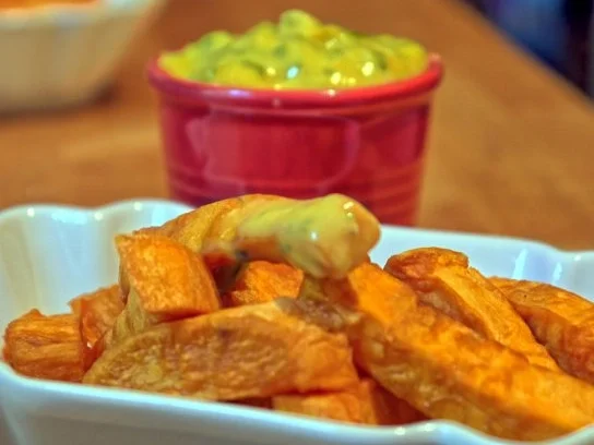 Rinderfilet mit Erdbeer-Pfeffersause, grüner Spargel und Süsskartoffel-Pommes mit Majo - Rezept - Bild Nr. 15