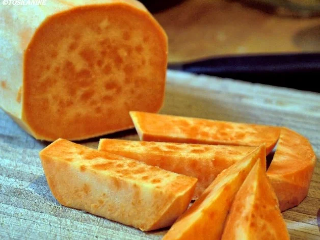 Rinderfilet mit Erdbeer-Pfeffersause, grüner Spargel und Süsskartoffel-Pommes mit Majo - Rezept - Bild Nr. 5