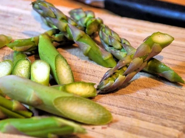 Rinderfilet mit Erdbeer-Pfeffersause, grüner Spargel und Süsskartoffel-Pommes mit Majo - Rezept - Bild Nr. 4