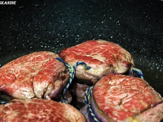 Rinderfilet mit Erdbeer-Pfeffersause, grüner Spargel und Süsskartoffel-Pommes mit Majo - Rezept - Bild Nr. 10