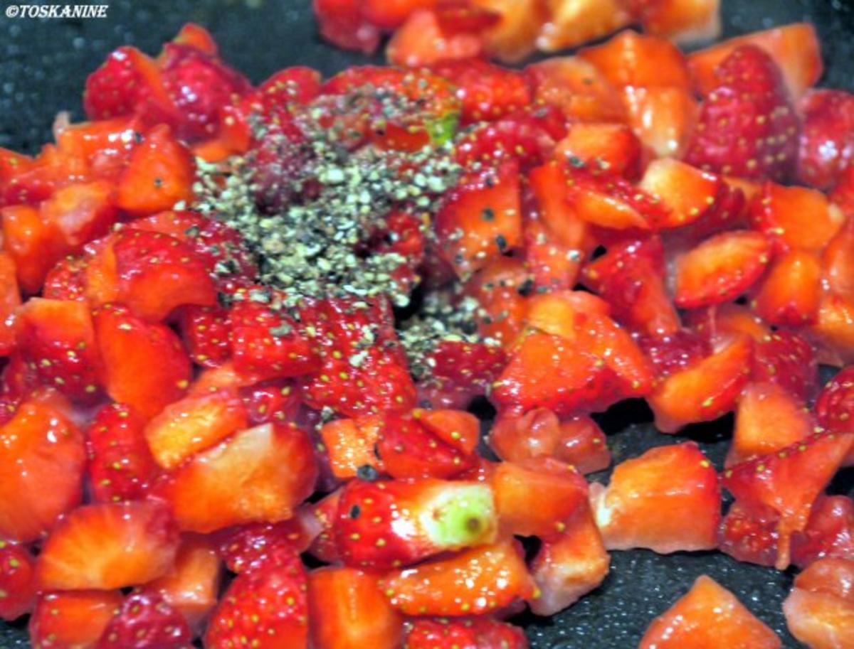 Rinderfilet mit Erdbeer-Pfeffersause, grüner Spargel und Süsskartoffel-Pommes mit Majo - Rezept - Bild Nr. 11