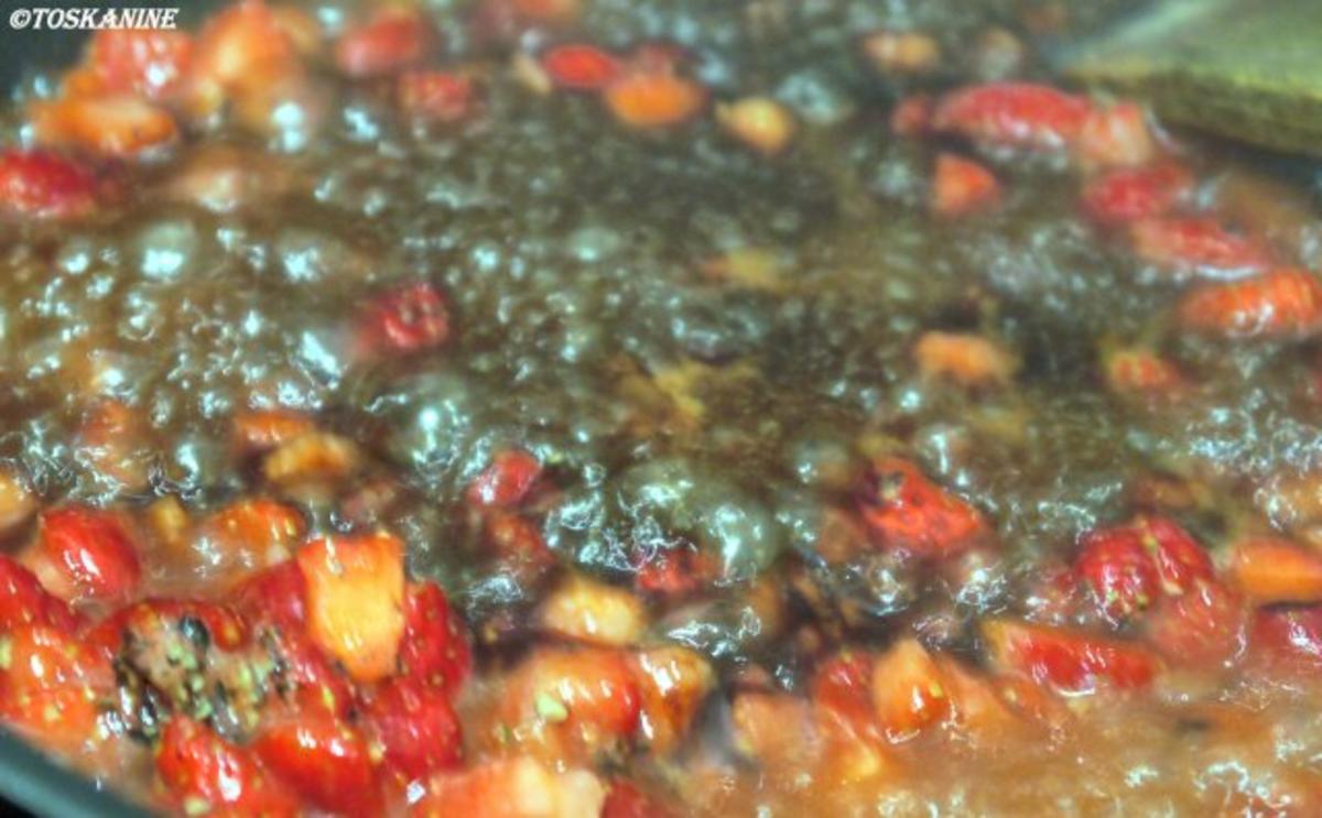 Rinderfilet mit Erdbeer-Pfeffersause, grüner Spargel und Süsskartoffel-Pommes mit Majo - Rezept - Bild Nr. 12