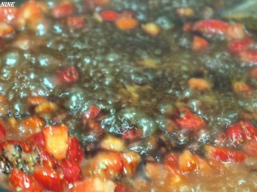 Rinderfilet mit Erdbeer-Pfeffersause, grüner Spargel und Süsskartoffel-Pommes mit Majo - Rezept - Bild Nr. 12