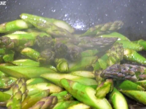 Rinderfilet mit Erdbeer-Pfeffersause, grüner Spargel und Süsskartoffel-Pommes mit Majo - Rezept - Bild Nr. 13