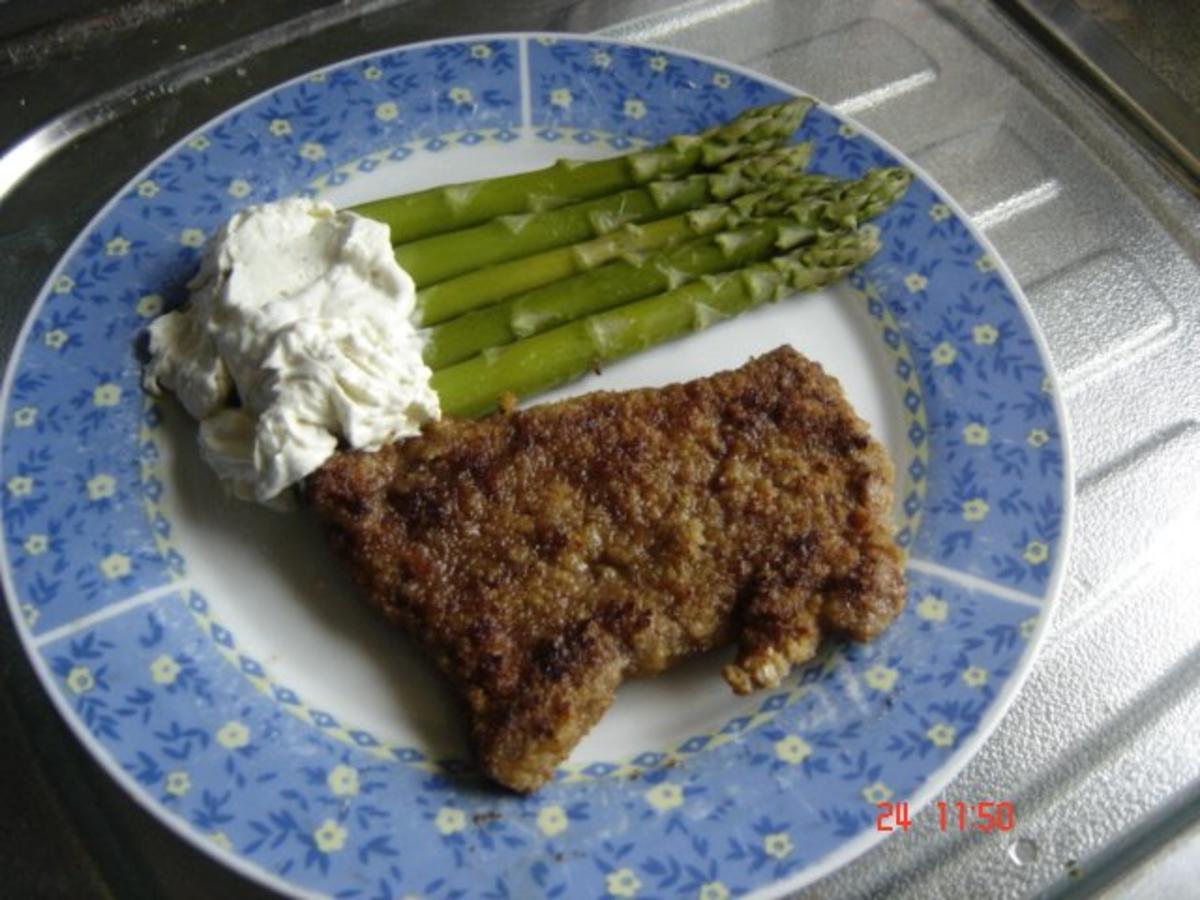 Grüner Spargel mit Kräuterfrischkäse und panierter Leber - Rezept ...