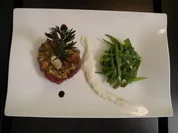 Steak-Tartar, dazu Salat von Meerrettich-Zuckerschoten - Rezept