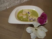 Feines Erbsensüppchen mit Kokosmilchschaum und gebratener Jakobsmuschel - Rezept