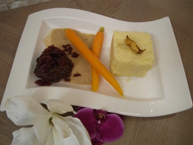 Rezept: Geschmorte Kalbsbäckchen mit Selleriekartoffelstampf und Orangenmöhrchen Geschmorte Kalbsbäckchen mit Selleriekartoffelstampf und Orangenmöhrchen - Rezept