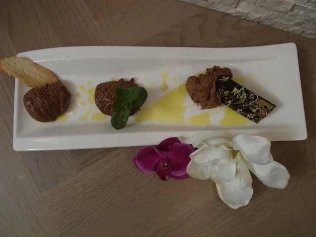 Geminzte Mousse au Chocolat mit Olivenöl, Salz und Brotchips - Rezept