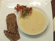 Petersilienwurzelsuppe mit krossem Pancetta (Claudia Effenberg) - Rezept