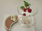 Schokoladencreme und Topfenmousse mit Himbeeren und Baiserbröseln (Verena Kerth) - Rezept
