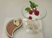 Schokoladencreme und Topfenmousse mit Himbeeren und Baiserbröseln (Verena Kerth) - Rezept