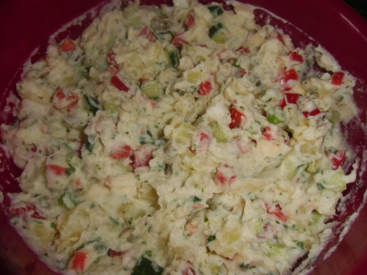 Vegetarischer Kartoffelsalat mit Schnitzelstreifen im Ausbackteig ...