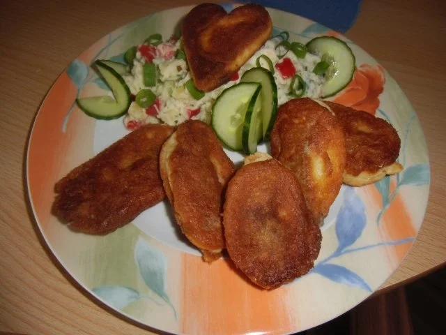 Vegetarischer Kartoffelsalat mit Schnitzelstreifen im Ausbackteig - Rezept