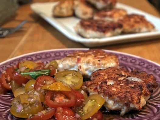 Rezept: Scharfe Hähnchenbouletten mit buntem Tomatensalat Bild Nr. 15 Scharfe Hähnchenbouletten mit buntem Tomatensalat - Rezept - Bild Nr. 15