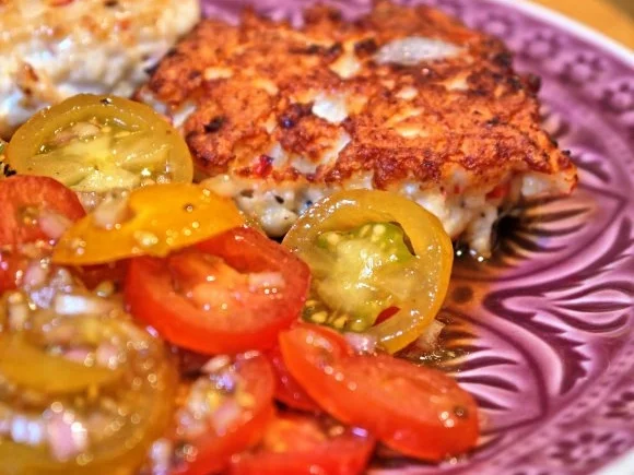 Rezept: Scharfe Hähnchenbouletten mit buntem Tomatensalat Scharfe Hähnchenbouletten mit buntem Tomatensalat - Rezept