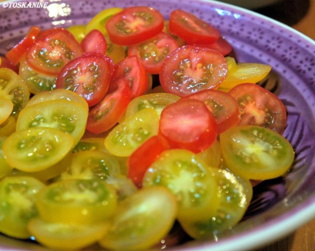 Scharfe Hähnchenbouletten mit buntem Tomatensalat - Rezept - Bild Nr. 2