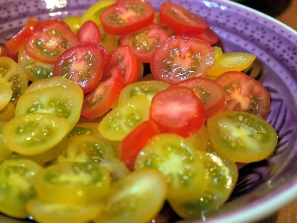 Rezept: Scharfe Hähnchenbouletten mit buntem Tomatensalat Bild Nr. 2 Scharfe Hähnchenbouletten mit buntem Tomatensalat - Rezept - Bild Nr. 2