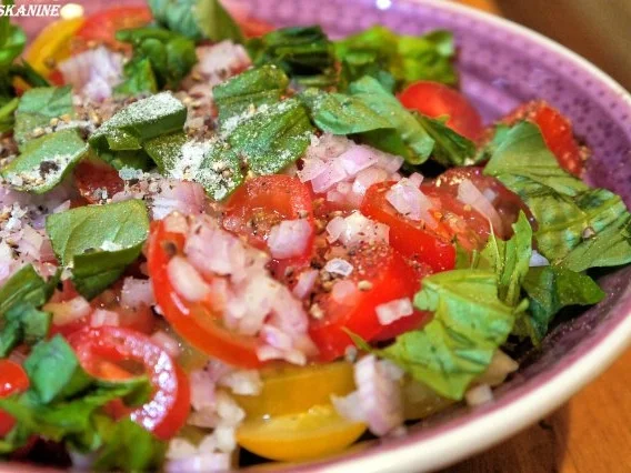 Rezept: Scharfe Hähnchenbouletten mit buntem Tomatensalat Bild Nr. 4 Scharfe Hähnchenbouletten mit buntem Tomatensalat - Rezept - Bild Nr. 4