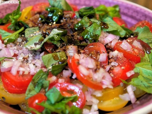 Rezept: Scharfe Hähnchenbouletten mit buntem Tomatensalat Bild Nr. 5 Scharfe Hähnchenbouletten mit buntem Tomatensalat - Rezept - Bild Nr. 5