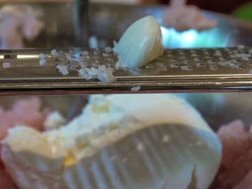 Rezept: Scharfe Hähnchenbouletten mit buntem Tomatensalat Bild Nr. 9 Scharfe Hähnchenbouletten mit buntem Tomatensalat - Rezept - Bild Nr. 9