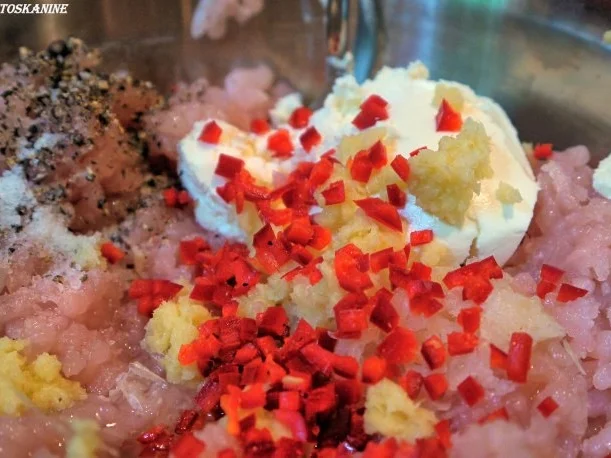 Rezept: Scharfe Hähnchenbouletten mit buntem Tomatensalat Bild Nr. 11 Scharfe Hähnchenbouletten mit buntem Tomatensalat - Rezept - Bild Nr. 11