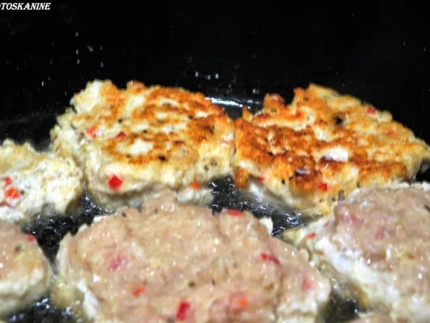 Rezept: Scharfe Hähnchenbouletten mit buntem Tomatensalat Bild Nr. 13 Scharfe Hähnchenbouletten mit buntem Tomatensalat - Rezept - Bild Nr. 13