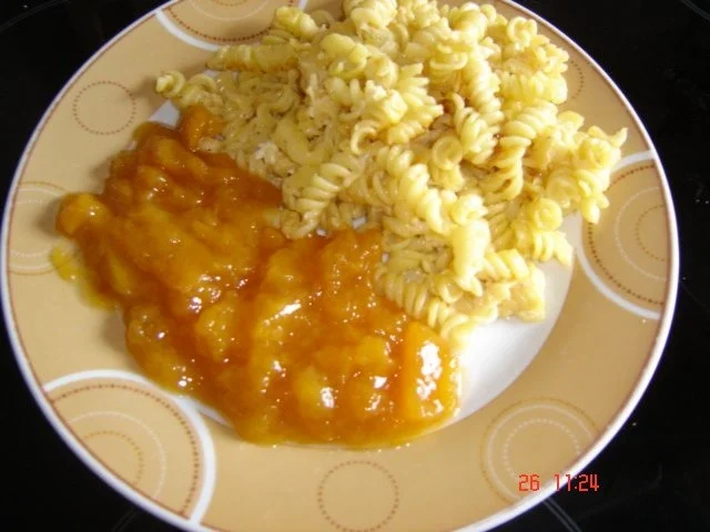 Rezept: Gebackene Nudeln mit Pfirsichkompott Gebackene Nudeln mit Pfirsichkompott - Rezept