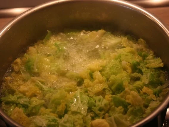 Maiwirsing z.B. mit Kartoffelstampf und Bratwurst - Rezept - Bild Nr. 5