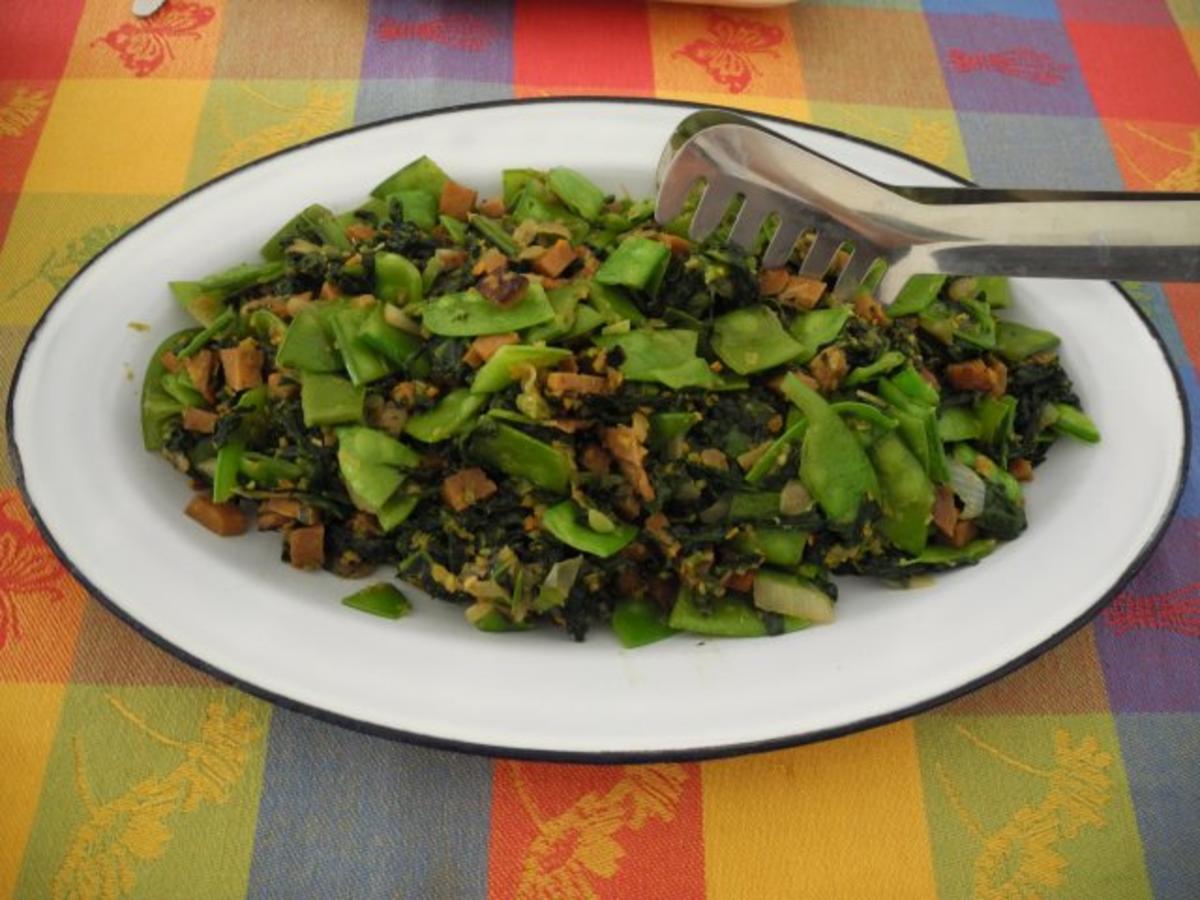 Vegan : Spinat - Zuckerschoten - Gemüse mit gehackten Walnüssen - Rezept
