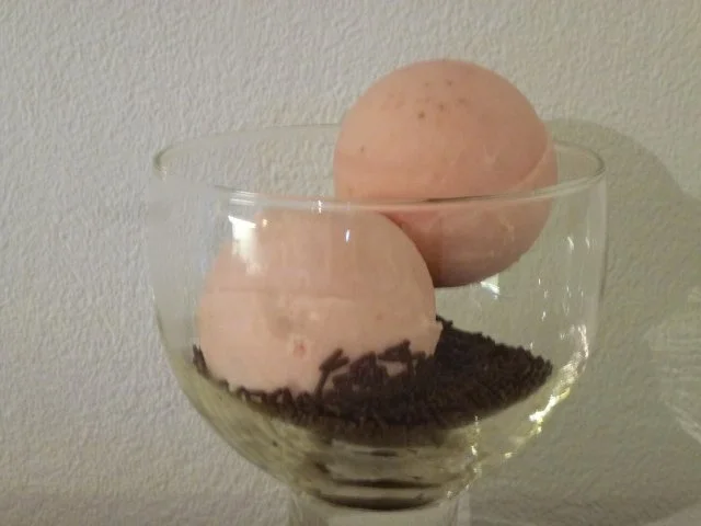 Rezept: Erdbeerkugeleis Erdbeerkugeleis - Rezept