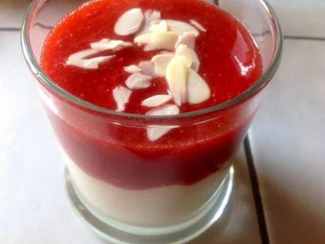 Rezept: Yoghurt mit Erdbeersoße Bild Nr. 2 Yoghurt mit Erdbeersoße - Rezept - Bild Nr. 2