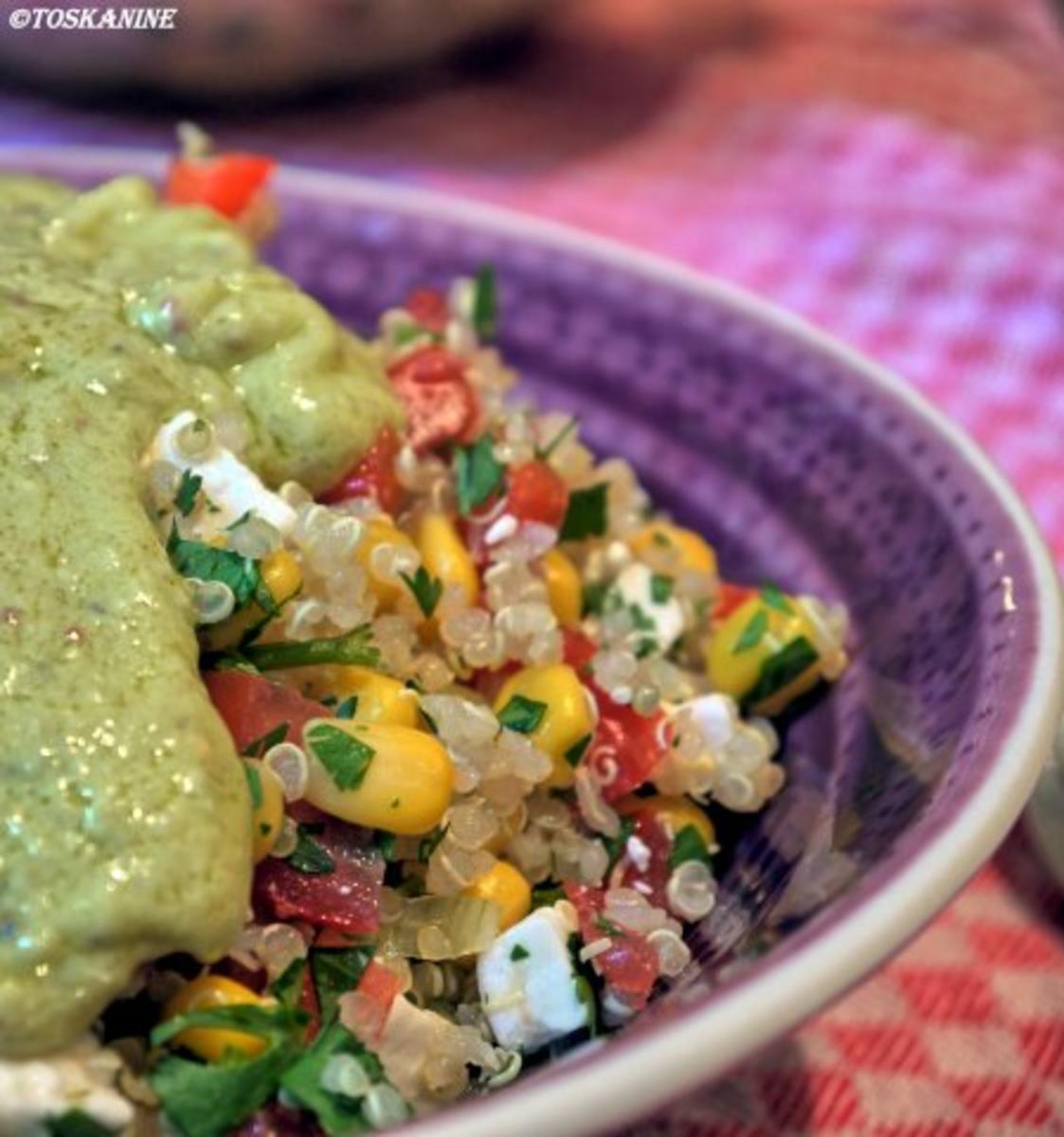 Quinoa-Koriander Salat mit Ziegenkäse und Avocado-Dressing - Rezept