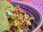 Quinoa-Koriander Salat mit Ziegenkäse und Avocado-Dressing - Rezept
