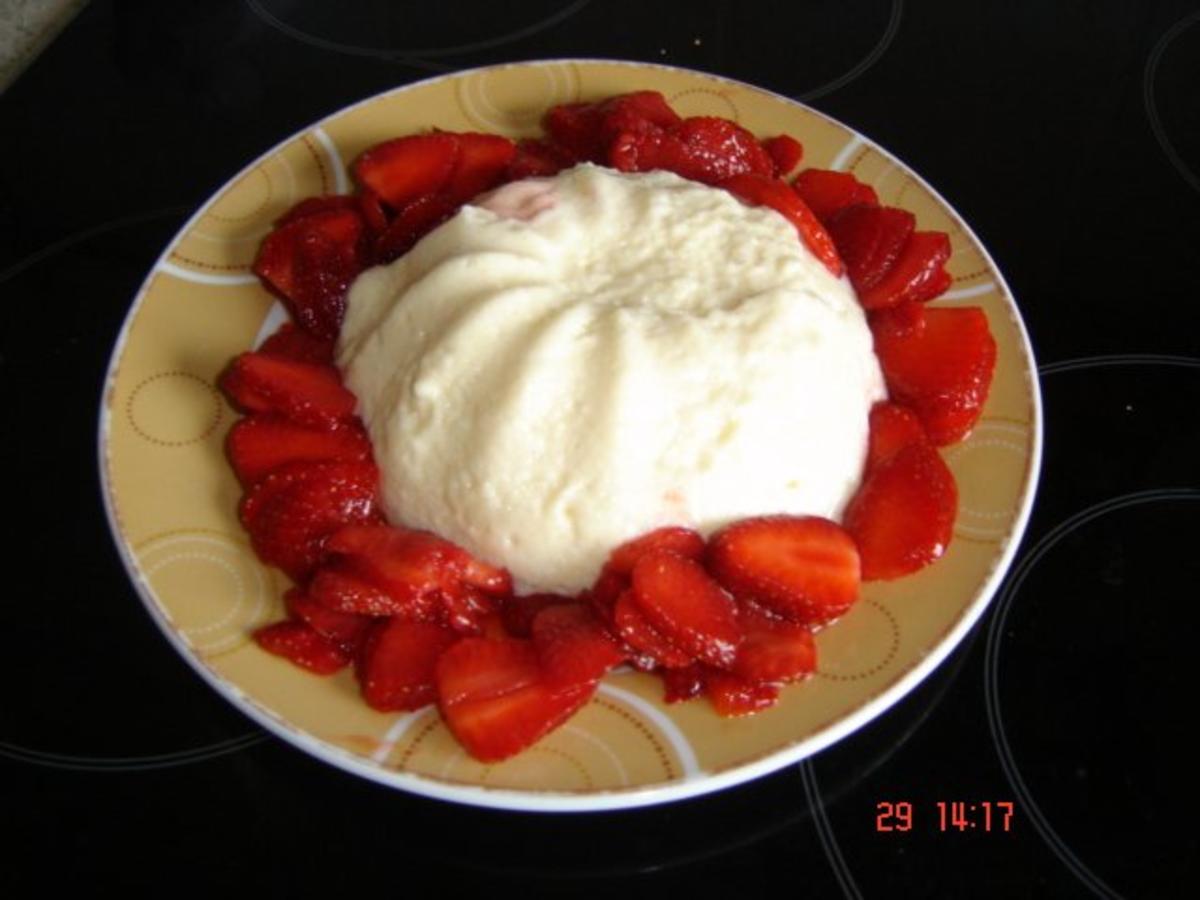 Grießpudding mit marinierten Erdbeeren - Rezept