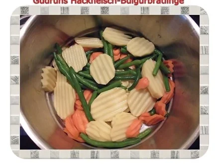 Rezept: Hackfleisch: Bulgur-Hackfleisch-Bratlinge mit gedämpften Gemüse Bild Nr. 11 Hackfleisch: Bulgur-Hackfleisch-Bratlinge mit gedämpften Gemüse - Rezept - Bild Nr. 11