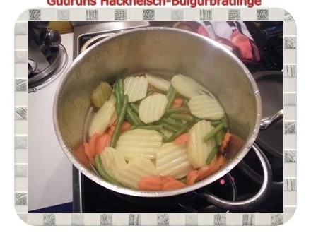 Rezept: Hackfleisch: Bulgur-Hackfleisch-Bratlinge mit gedämpften Gemüse Bild Nr. 17 Hackfleisch: Bulgur-Hackfleisch-Bratlinge mit gedämpften Gemüse - Rezept - Bild Nr. 17