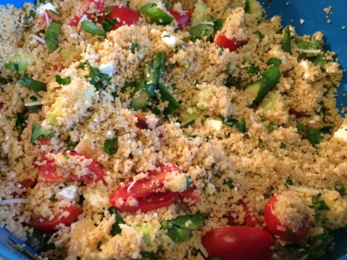 Couscous Salat mit zweierlei Käse - Rezept