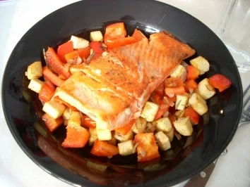 Rezept: Bunte Pfanne mit Lachs und Tofu Bunte Pfanne mit Lachs und Tofu - Rezept