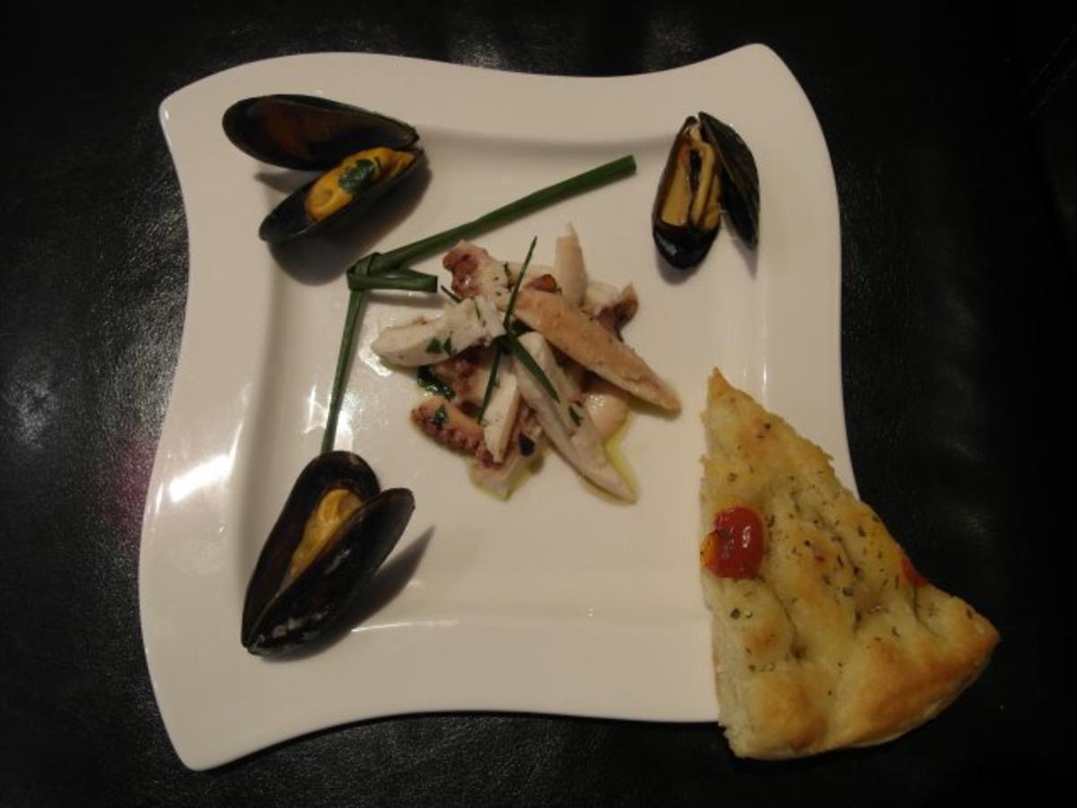 Oktopus-Salat mit Miesmuscheln, mit einem hausgemachten Focaccia ...