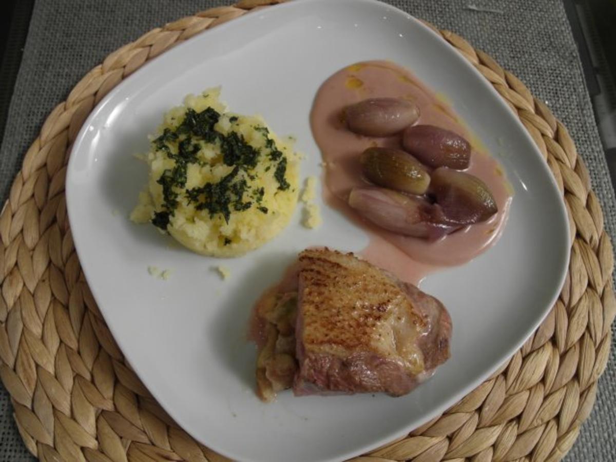 Bilder für Mit Feigen & Ziegenkäse gefüllte Entenbrust an Kräuter-Kartoffelschnee und Schalotten - Rezept