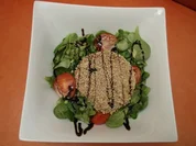 Gratinierter Sesam-Ziegenkäse an Rapunzel mit Honig-Senf-Vinaigrette - Rezept