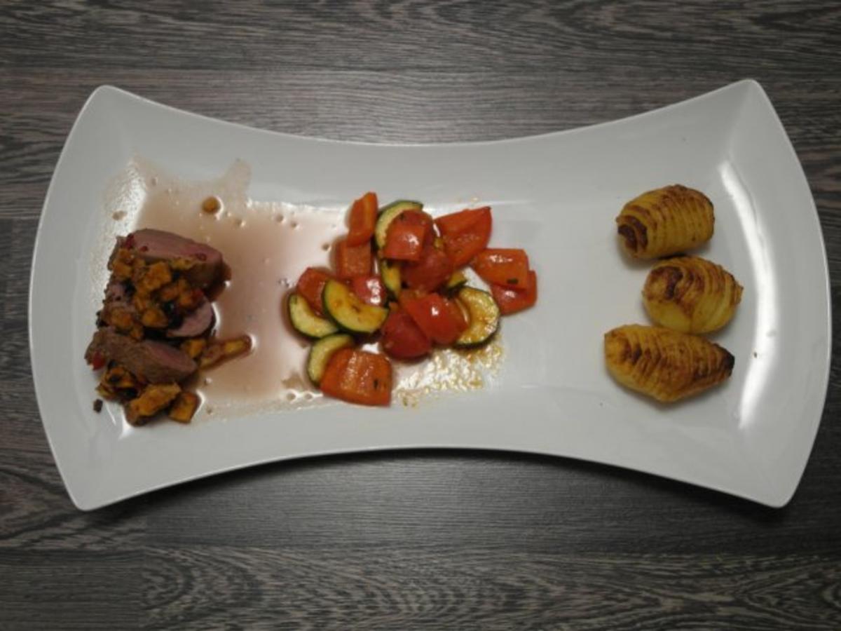 Schweinefilet mit Olivenkruste an Fächerkartoffeln und buntem Gemüse ...