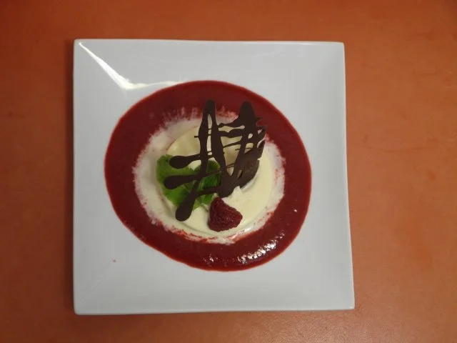 Weißes Schokoladenparfait auf Himbeerspiegel - Rezept