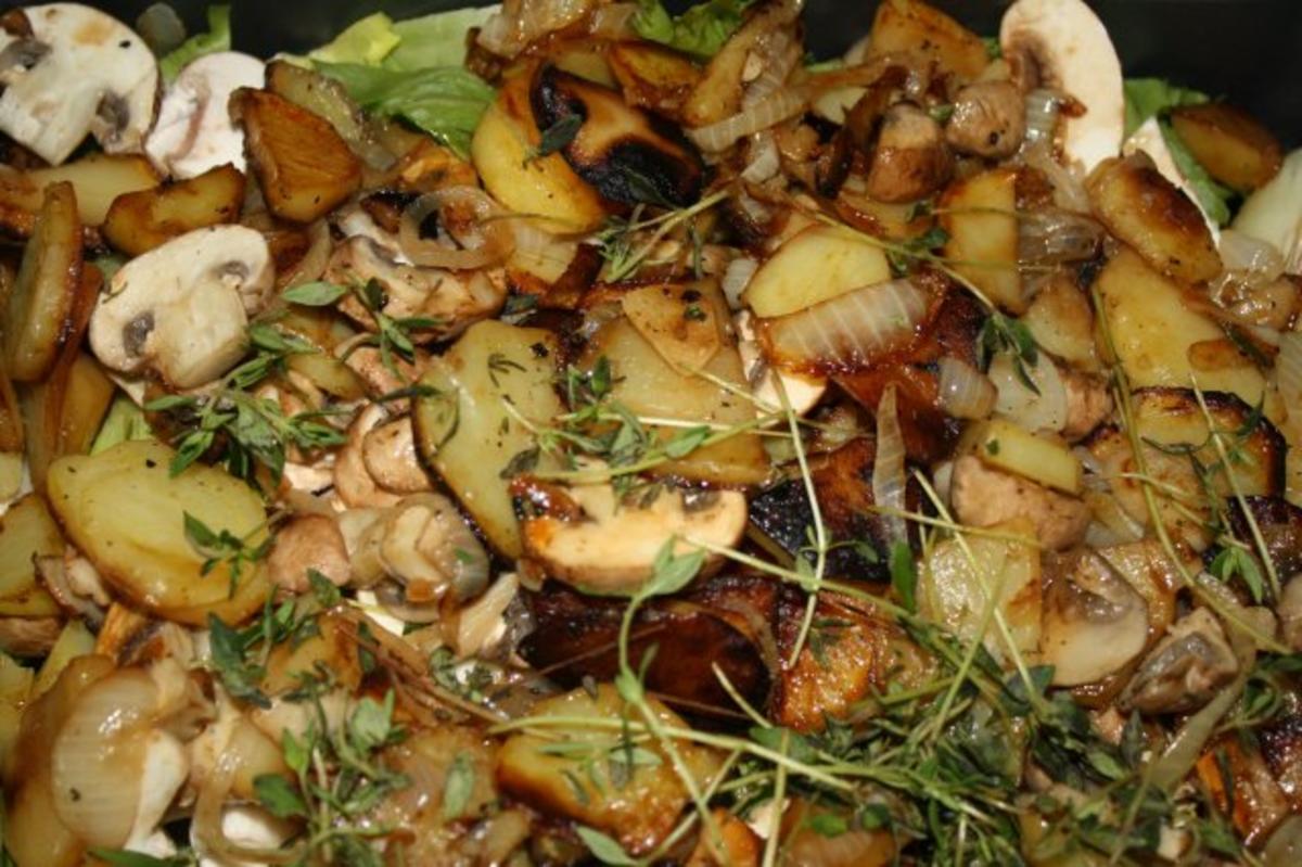 Bilder für Bratkartoffelsalat Bratkartoffeln, Friseéesalat, braune Champignons, Lauch und Parmaschinken mit Essig-Öl-Madeira-Thymian-Dressing - Rezept