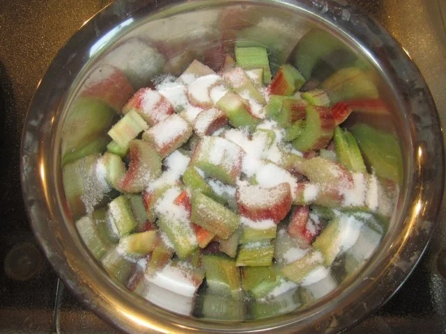 Rezept: Rhabarber - Erdbeer - Tarte mit Mandelstreuseln Bild Nr. 2 Rhabarber - Erdbeer - Tarte mit Mandelstreuseln - Rezept - Bild Nr. 2